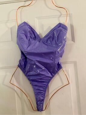 Roma Confidential | shiny polyurethane strapless thong Lilac bodysuit
